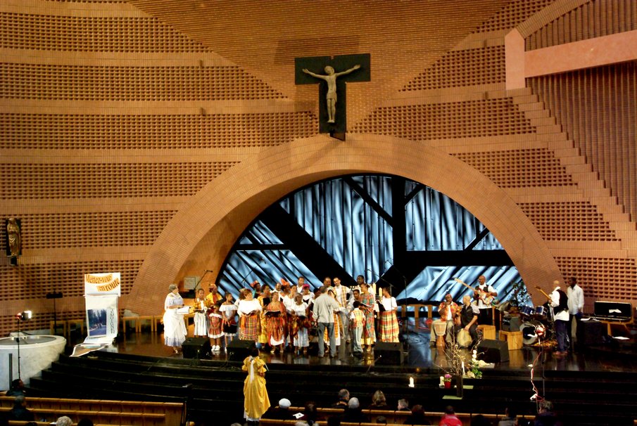 La Cathedrale de la Resurrection a Evry - vini chante nwel - 13.jpg